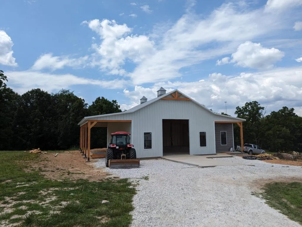 pea ridge 36x52 with 2 15ft side sheds 1
